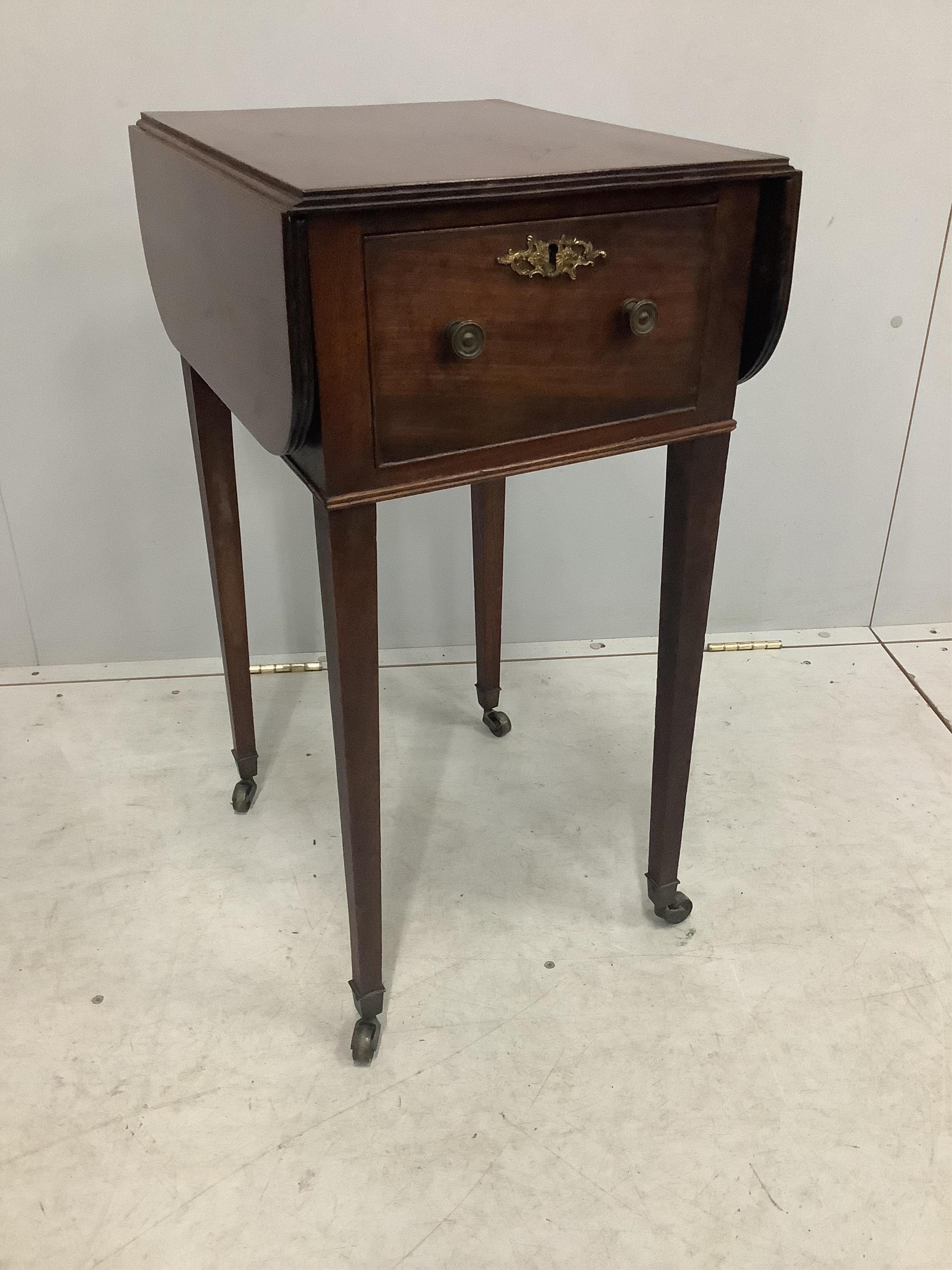 A small George III mahogany Pembroke table, width 38cm, depth 46cm, height 74cm. Condition - fair